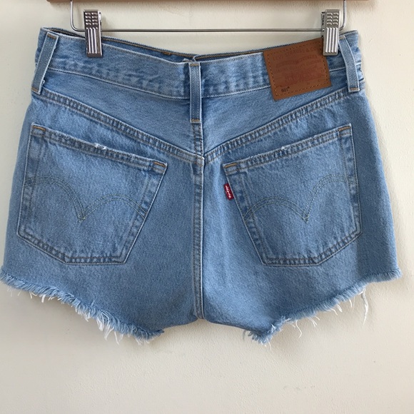 Levi’s Premium jean shorts Sz 26 Daisy Dukes raw hem jean Shorts distressed - Picture 2 of 16